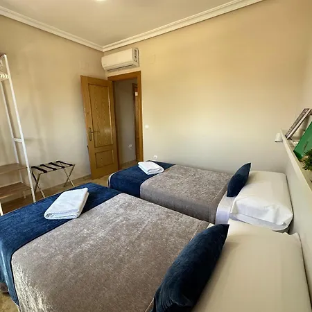 Casa Grande De Tres Plantas Con Parking Gratis Holiday home *