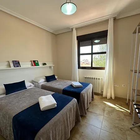 Casa Grande De Tres Plantas Con Parking Gratis * Linares (Jaen)